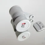 Slot voor toiletcabines met knop